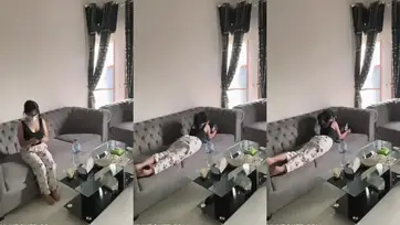 Dokumentasi Gadis Cantik Bersantai Di Ruang Tamu