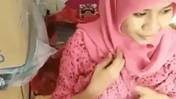 Ukhti Hijab Semok Cantik Pasrah Goyang Kasur